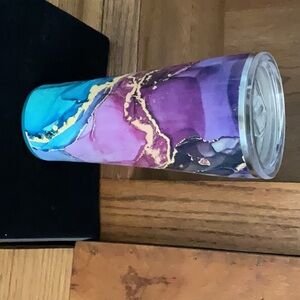 Nearly new Swig 32 oz Travel Tumbler